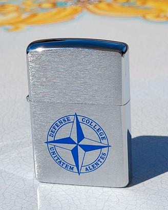 ZIPPO ORIGINALE NATO DEFENSE COLLEGE 1993 STEMMA