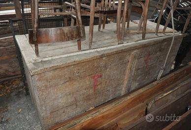 Antico cassone in legno per cereali - farina