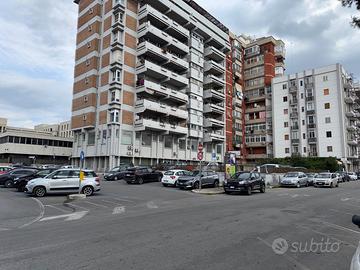 Via medaglie d'oro grande autorimessa libera