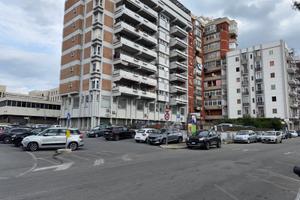 Via medaglie d'oro grande autorimessa libera