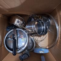 Set pentole con doppio fondo e piatti azzurri