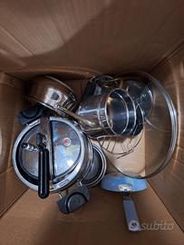 Set pentole con doppio fondo e piatti azzurri