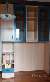 Parete attrezzata libreria legno chiaro e blu 