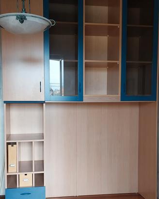 Parete attrezzata libreria legno chiaro e blu 