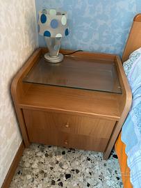 Comodino in Legno e Lampada