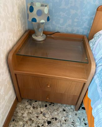 Comodino in Legno e Lampada