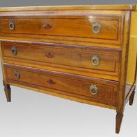 Cassettone Luigi XVI intarsiato Italia centrale