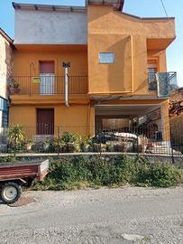 Casa con giardino