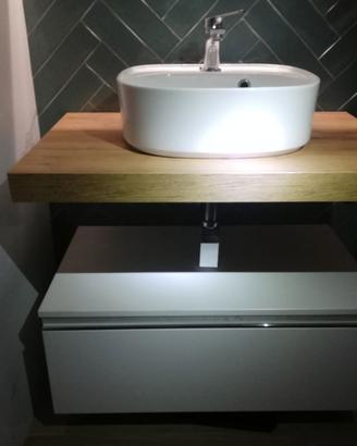 Mobile bagno sospeso con lavabo da appoggio