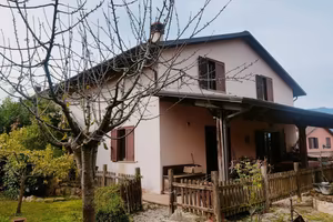 Villa bifamiliare immersa nel verde