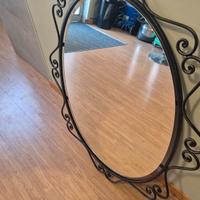 specchio ferro battuto e tavolino a parete