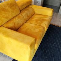 Divano 2 posti con pouf contenitore.