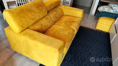 Divano 2 posti con pouf contenitore.