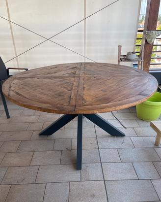 Tavolo in legno e metallo