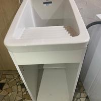 Lavabo da lavanderia in ceramica marca Roca