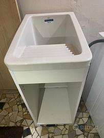 Lavabo da lavanderia in ceramica marca Roca