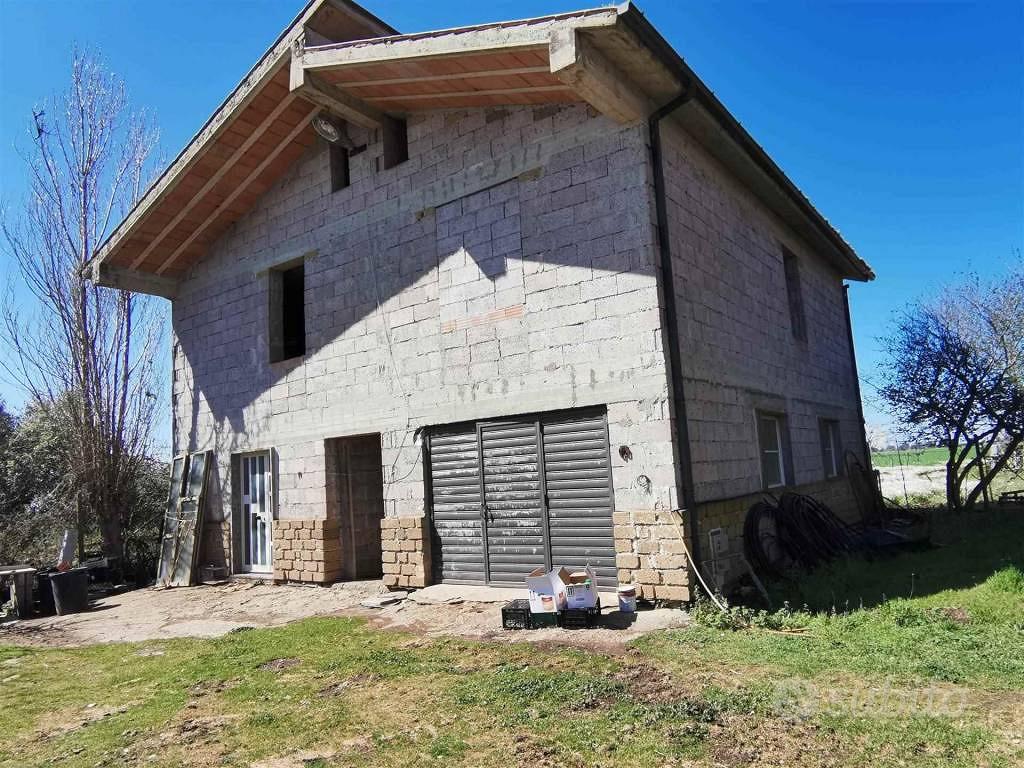 Rustico / Casale di 200 m² con più di 5 locali a T - Vista 2