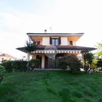 VILLA A SCHIERA A ROSATE