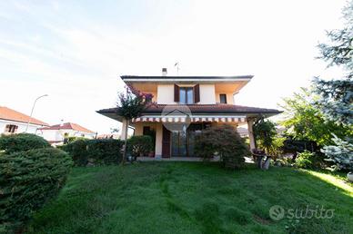 VILLA A SCHIERA A ROSATE