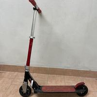 Monopattino freestyle pieghevole nero e rosso