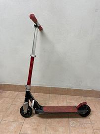 Monopattino freestyle pieghevole nero e rosso