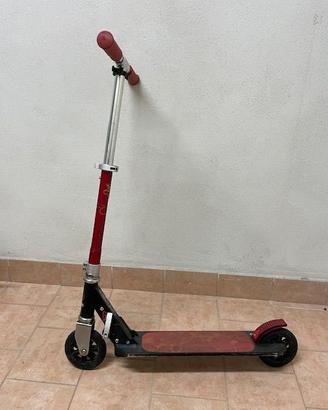Monopattino freestyle pieghevole nero e rosso