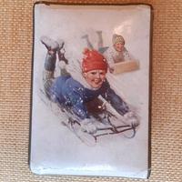 Scatola vintage cartone con bimbi in slittino 