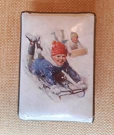 Scatola vintage cartone con bimbi in slittino 