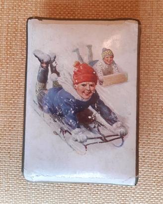 Scatola vintage cartone con bimbi in slittino 