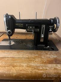 Macchina da cucire Necchi vintage con mobile