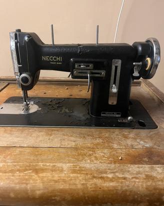 Macchina da cucire Necchi vintage con mobile