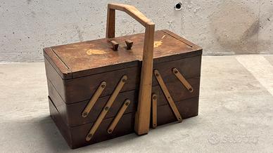 Cassetta antica in legno per cucito