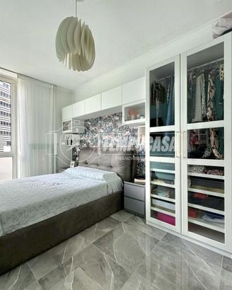 TRILOCALE PIANO ALTO CON BALCONE VISTA MARE E POSS