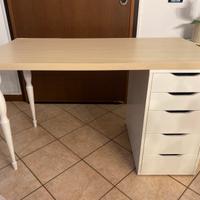 Scrivania con cassettiera