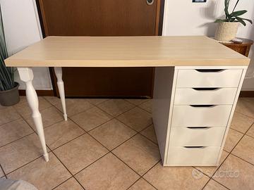 Scrivania con cassettiera