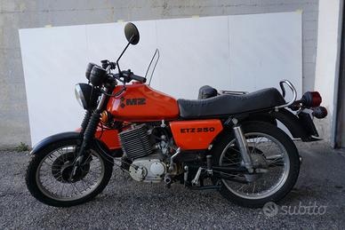 Moto MZ ETZ 250 con Sidecar