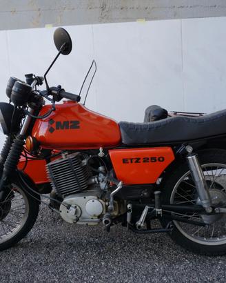 Moto MZ ETZ 250 con Sidecar