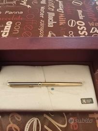 Penna stilografica dorata