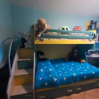 Letto a castello con scala contenitore