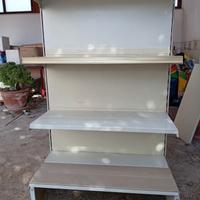 scaffali a gondola di metallo 