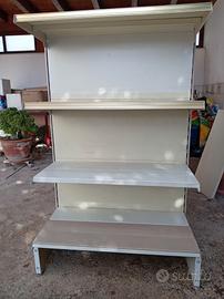 scaffali a gondola di metallo 