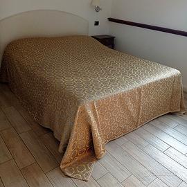 Copriletto matrimoniale damascato