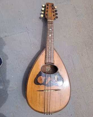 Mandolino d'epoca  con intarsio floreale. 