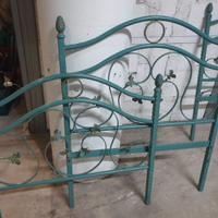 Letto da una piazza in ferro battuto.