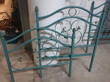 Letto da una piazza in ferro battuto.