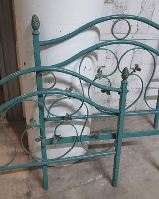 Letto da una piazza in ferro battuto.