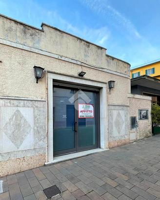 NEGOZIO A TOSCOLANO-MADERNO