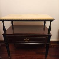 Coppia di comodini in legno scuro ripiano in marmo