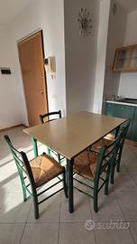 tavolo con 4 sedie e frigo wirphool