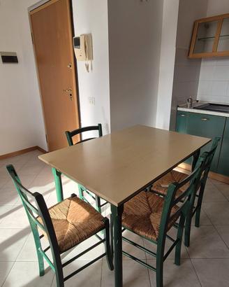 tavolo con 4 sedie e frigo wirphool